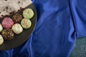kleurrijke zoete kleine donuts met hagelslag foto