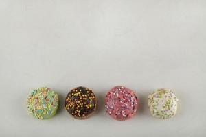 kleurrijke zoete kleine donuts op een witte achtergrond foto
