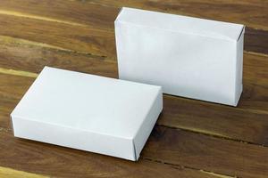 blanco wit karton pakket doos mockup Aan donker houten tafel foto