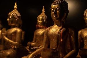 standbeeld van Boeddha zittend meditatie in de tempel. religieus achtergrond. foto