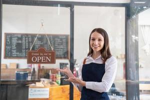 portret van een vrouw, een koffie winkel bedrijf eigenaar glimlachen prachtig en opening een koffie winkel dat is haar eigen bedrijf, klein bedrijf concept. foto