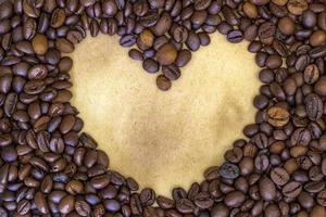 ochtend- hart. hart vorm gemaakt van koffie bonen Bij een wijnoogst papier achtergrond foto