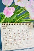 kalender en bloemen dichtbij omhoog foto