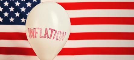 wereld inflatie concept. ballon met woord inflatie tegen Verenigde Staten van Amerika vlag foto