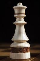 schaak koning Aan een zwart achtergrond. een puzzel spel met lastig combinaties dat vereist: planning en denken. foto