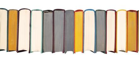 stack van hardcover boeken Aan boekenplank. detailopname visie van wijnoogst hardcover boeken geïsoleerd Aan wit achtergrond. vlak leggen opschrift banier foto