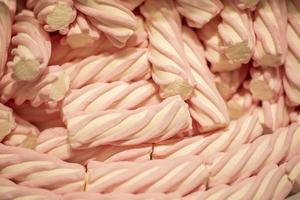 roze snoep marshmallows stokken.achtergrond van gelei snoepgoed. foto