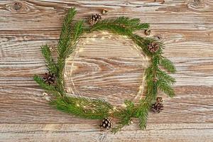 Kerstmis groet banier Aan houten achtergrond, vlak leggen foto