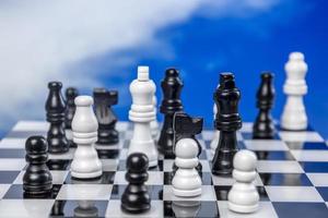 een spel van schaak met voorbijgaan wolken achter foto
