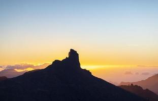 de roque nublo in oma kanarie, kanarie eilanden gedurende zonsondergang met verbazingwekkend abstract kleuren foto