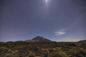 een nacht tijd ster schot van de bergen van Tenerife foto