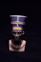 Egyptische standbeeld Aan donker achtergrond foto