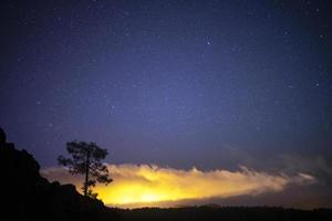 een nacht tijd ster schot van de bergen van Tenerife foto