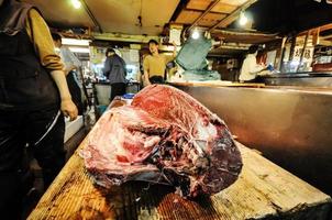 Tokio, Japan- mei 2010 tsukiji markt is een groot markt voor vis in centraal Tokio. de markt bestaat van klein winkels en restaurants druk langs versmallen rijstroken. Tokio, Japan foto