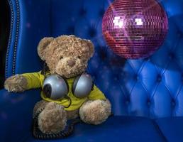 teddy beer in een disco instelling foto