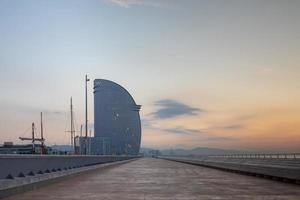 gebogen gebouw in Barcelona Bij zonsopkomst foto