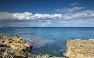 rotsachtig kust in Sicilië Aan zonnig dag foto