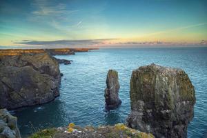 zonsondergang over- groen boog in Wales foto