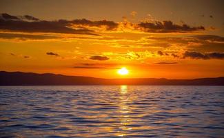 verbijsterend zonsondergang over- de zee foto