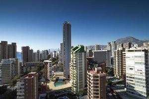 de kust en hoog stijgen horizon van benidorm foto