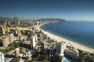 de kust en hoog stijgen horizon van benidorm foto