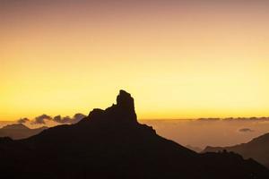 de roque nublo in oma kanarie, kanarie eilanden gedurende zonsondergang met verbazingwekkend abstract kleuren foto