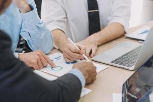 ondernemers en bedrijf mensen conferentie in modern vergadering kamer, gelukkig multiraciaal collega's hebben pret samenwerken werken samen Bij kantoor ontmoeting, Aziatisch samenspel concept foto