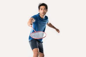 badminton speler in sportkleding staat Holding een racket en shuttle in de wit achtergrond foto