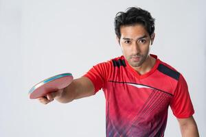 portret van sport- Mens mannetje atleet spelen tafel tennis geïsoleerd. foto