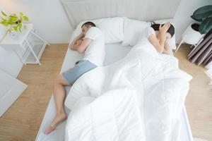 Mens snurken in bed en maken vrouw. foto
