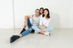 gelukkig familie portret met ouders en weinig dochter. foto