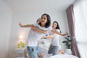 lief ouders en dochter gelukkig glimlachen gezichten. foto