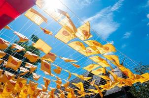 thammachak vlag geel in tempel wat phan tao Aan blauw lucht tempel noordelijk Thailand foto