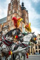 Krakau, Polen 2017 - gestileerde touringcar op het historische plein van Krakau
