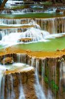 verbazingwekkend kleurrijk waterval in nationaal park Woud gedurende lente, mooi diep Woud in thailand, techniek lang blootstelling, gedurende vakantie en kom tot rust tijd. foto