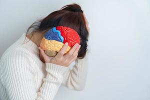 vrouw Holding menselijk hersenen model. wereld hersenen tumor dag, hersenen hartinfarct, Dementie, alzheimer, Parkinson en wereld mentaal Gezondheid concept foto