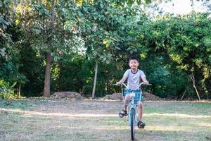 jongen met een fiets foto