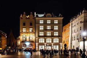Krakau, Polen 2017 - nachten in het oude commerciële gebied van Krakau met de lichten van straatlantaarns foto