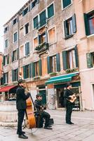 Venetië, Italië 2017 - straatmuzikanten op het plein van Venetië foto