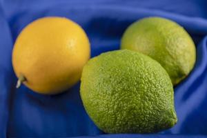 gele en groene citroenen op een tafelkleed foto