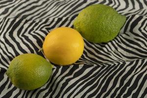 gele en groene citroenen op een tafelkleed foto