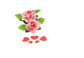 hart geel en rood met roos roze Aan wit achtergrond Valentijn dag concept foto