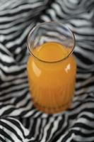 een glazen kan met heerlijk sinaasappelsap foto