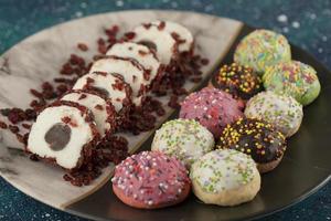 kleurrijke set van zoete kleine donuts op een bord foto