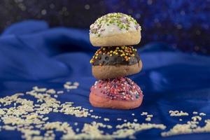 kleurrijke set van zoete kleine donuts op een blauwe achtergrond