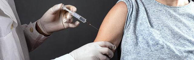 persoon die een vaccin krijgt foto