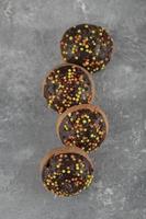 chocolade zoete donuts met hagelslag foto