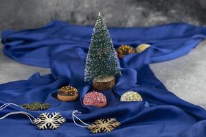 een kerstboomspeelgoed met kleurrijke donuts