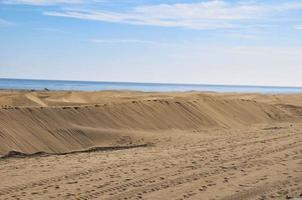 zand duinen door de zee foto