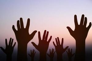 silhouet van de gedetineerde hand- verhogen omhoog voor helpen naar willen vrijheid foto